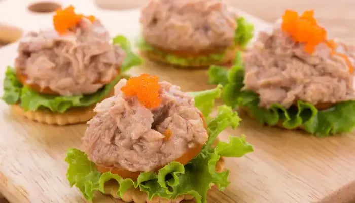 Tuna with whole wheat crackers