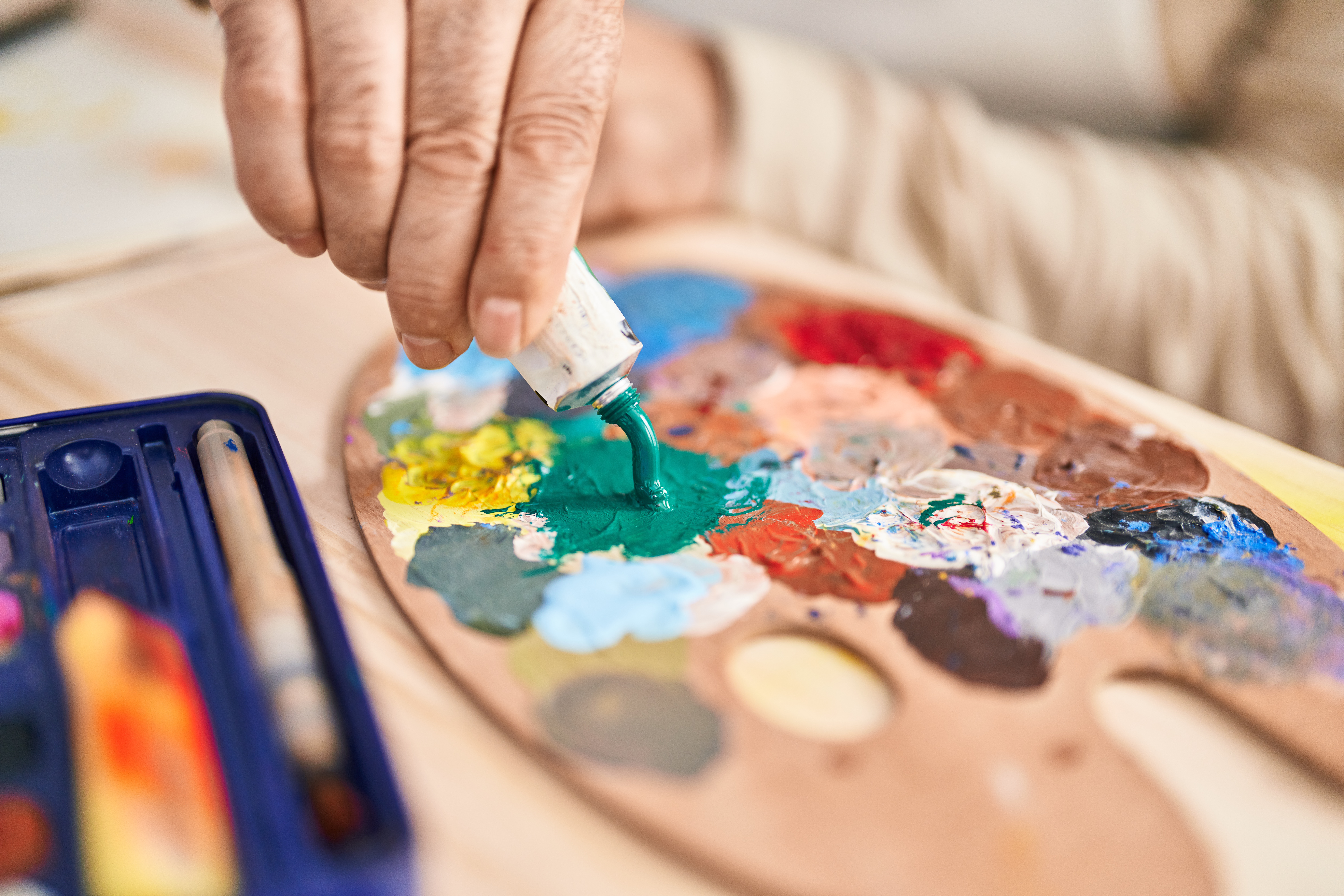 Resident of The Bristal using a paint palette in creative arts studio